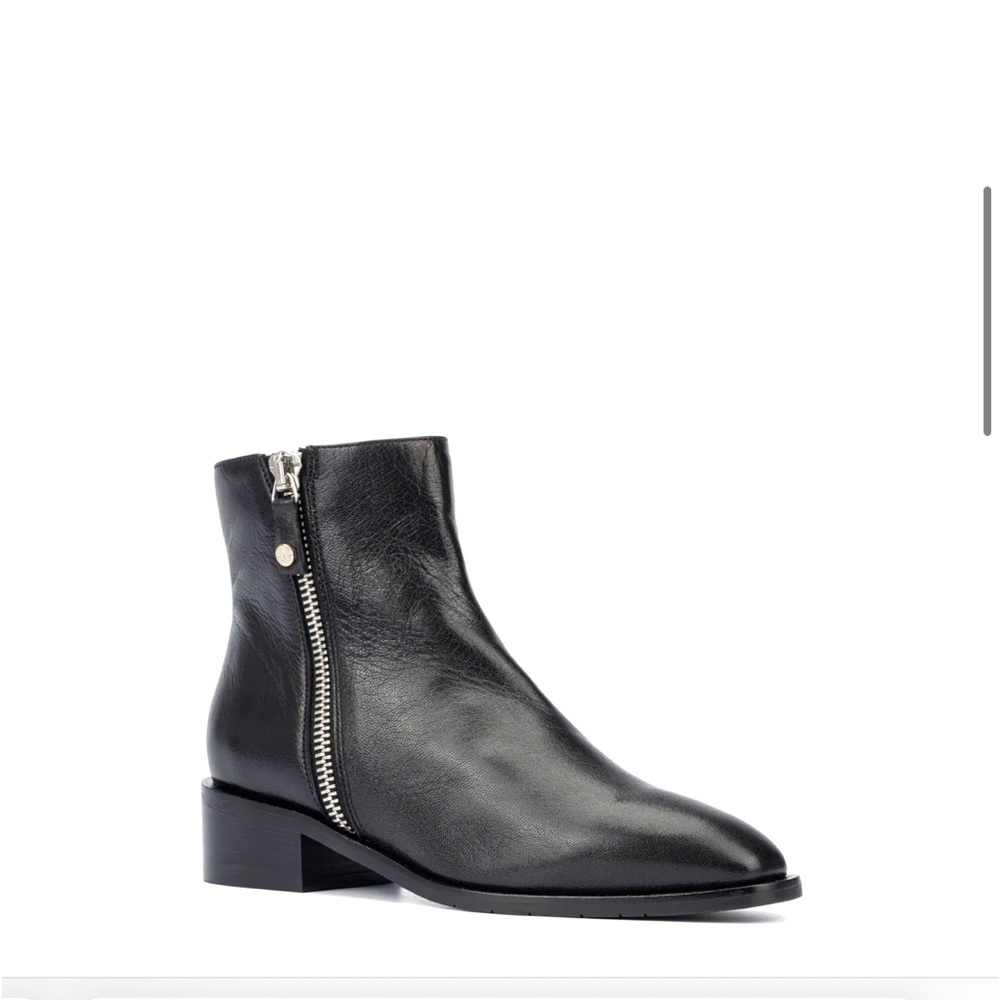 Aquatalia women ankle zipper and snaps boots. Leather upper and rubber soles.
